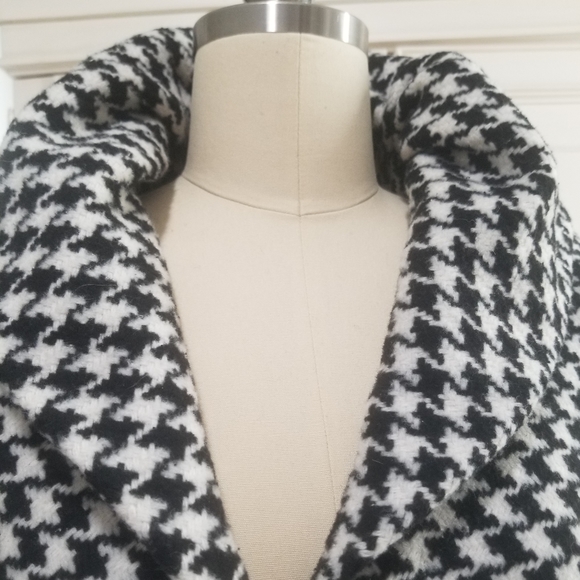 Classic Black and white wool cape - Picture 4 of 8